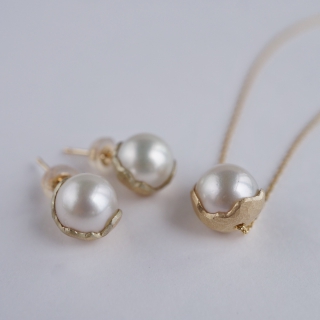 Pearl necklace & earrings